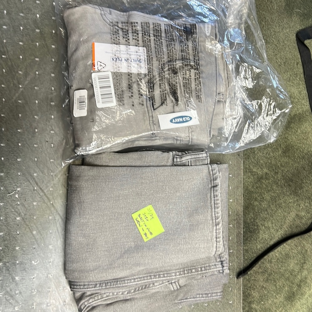 2 Pairs of NEW Old Navy 31x34 Jeans Straight & Relaxed Slim Built in Flex